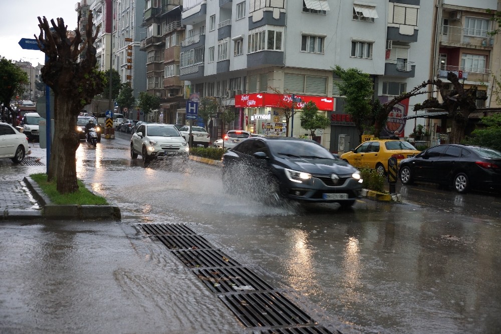 Aydın’da sağanak yağış hayatı olumsuz etkiledi 