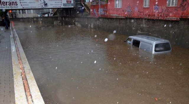 Aydın'da sel yolu çökertti, 4 kişi mahsur kaldı