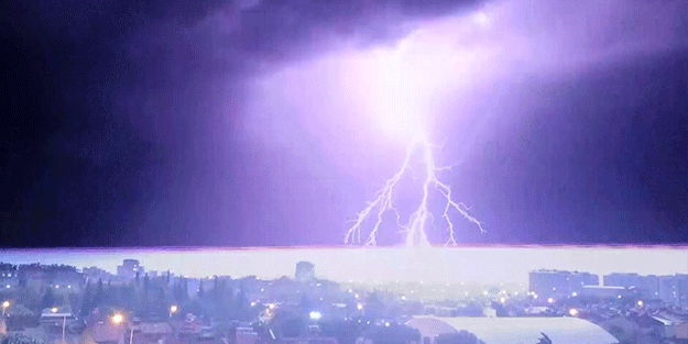 Aydın’da şimşekler geceyi aydınlattı