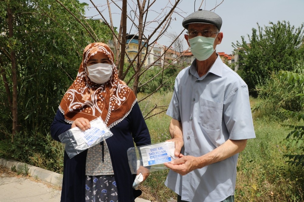 Aydın’da sokağa çıkan yaşlılara maske dağıtıldı 