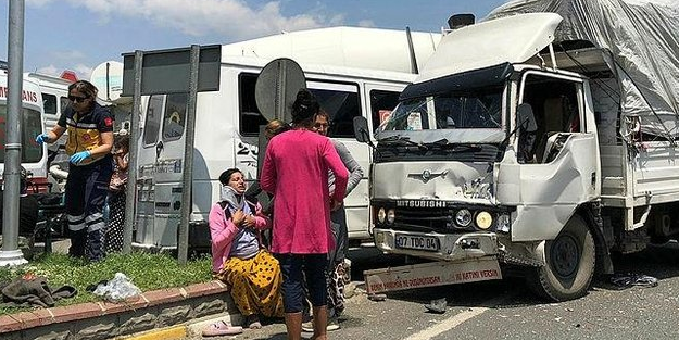 Aydın'da tarım işçilerini taşıyan minibüsle kamyonet çarpıştı