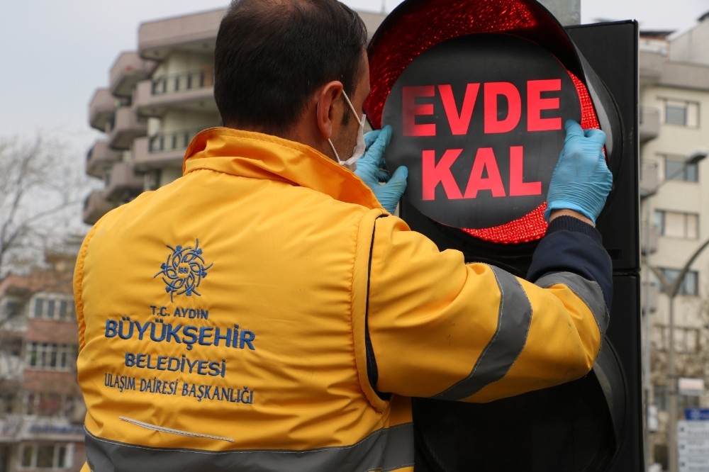 Aydın’da trafik lambalarına ’Evde kal’ uyarısı yapıştırıldı 