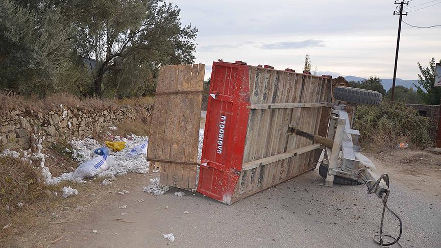 Aydın'da traktör römorku devrildi: Yaralılar var