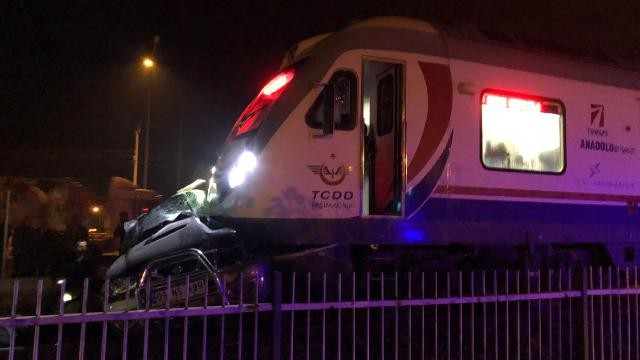 Aydın'da tren otomobile çarptı: 1 ölü