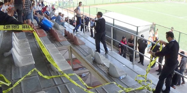 Maçta, tribün çöktü: Çok sayıda yaralı var!