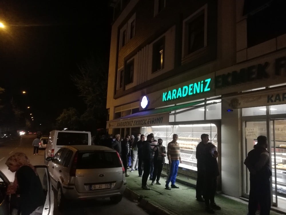 Aydın’da vatandaşlar fırın ve marketlere akın etti 