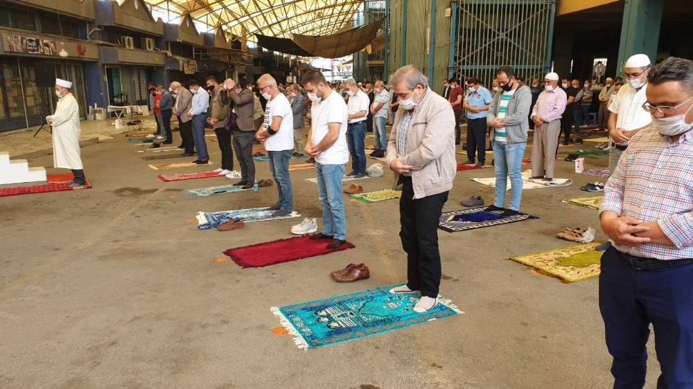 Aydın’daki 803 camide sosyal mesafeyle ilk Cuma namazı kılındı 