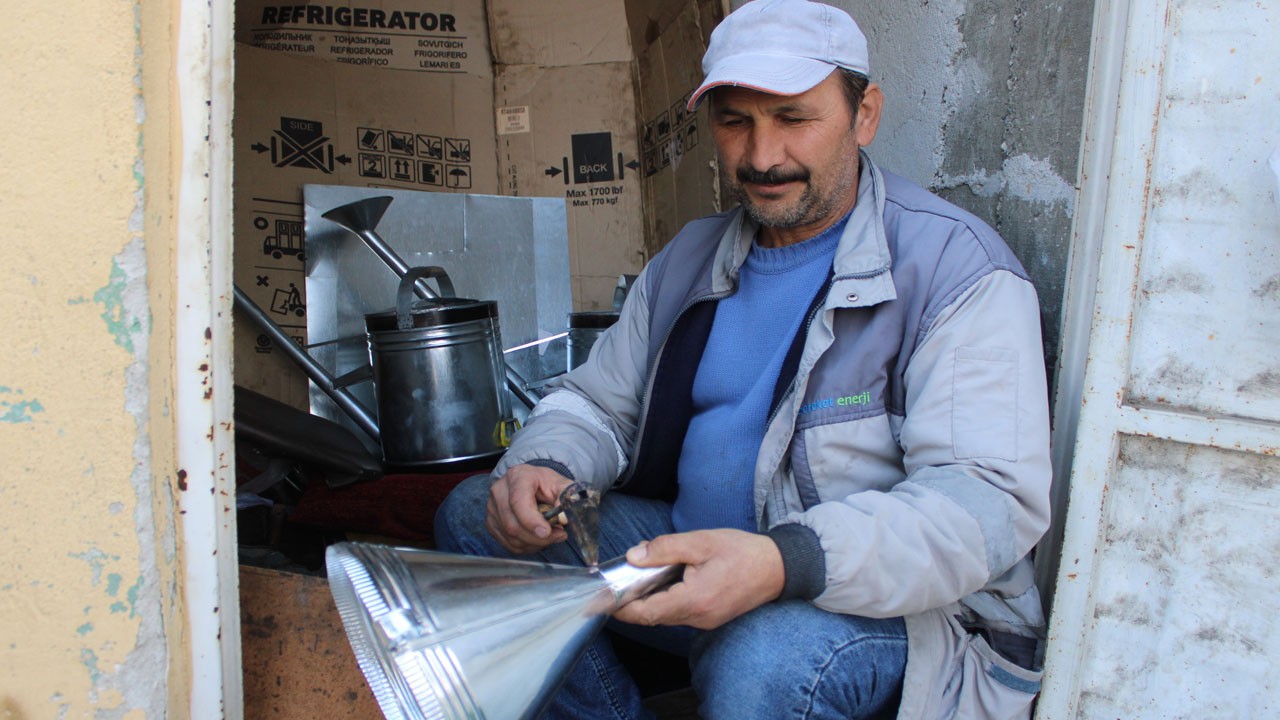 Aydın’ın son teneke ustası: 1 metrekarelik dükkanda bir mesleği yaşatıyor