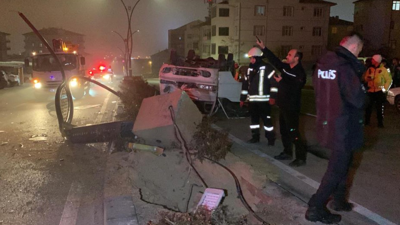 Aydınlatma direğine çarpan minibüs kaza yapıp takla attı