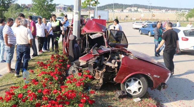 Aydınlatma direğine çarpan otomobil ikiye ayrıldı