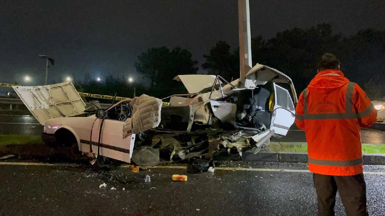 Aydınlatma direğine çarpan otomobil ikiye bölündü