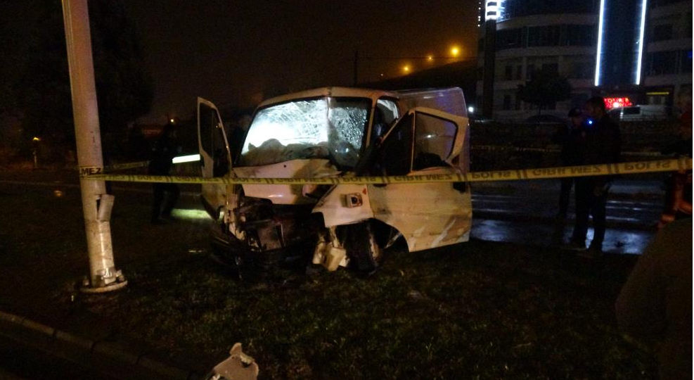 Aydınlatma direğine çarpan sürücü hayatını kaybetti