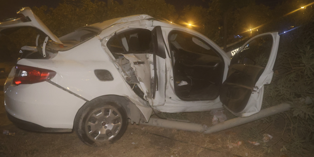 Aydınlatma direğine çarparak hurdaya dönen otomobildeki 4 kişi yaralandı