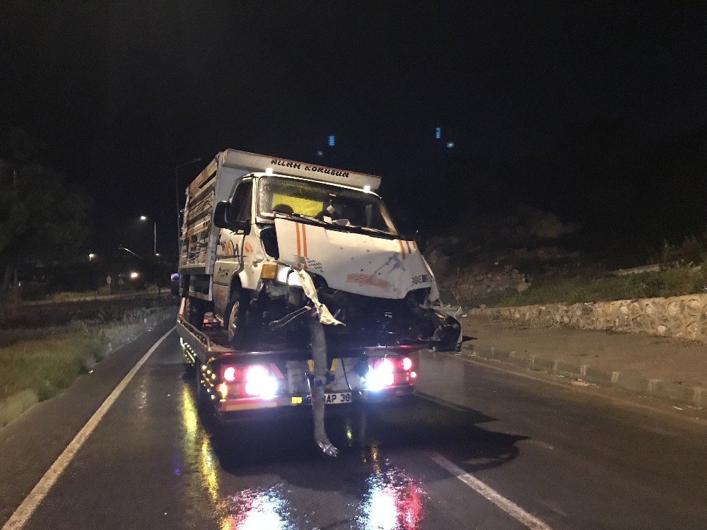 Aydınlatma direğine çarptı, aracını bırakıp kaçtı 