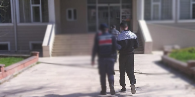 Aydınlatma direklerinden kablo çalan 2 kişi böyle yakalandı!