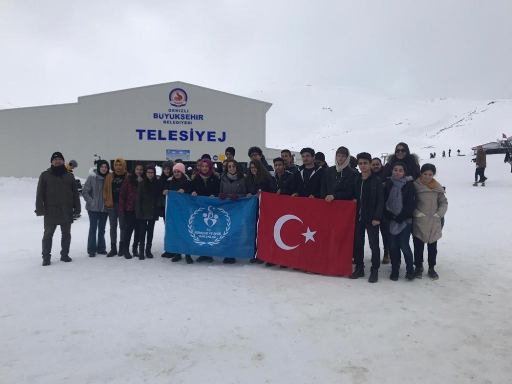 Aydınlı gençler kar şenliğine katıldı 