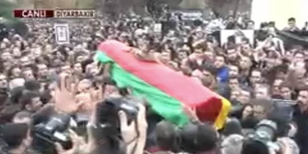 Ayetli örtüyü atıp, PKK paçavrasını sardılar!