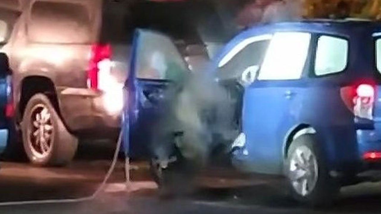 Ayı otomobile saldırdı! Kapıyı kilitlemeyi unuttu, sabah aracını tanıyamadı
