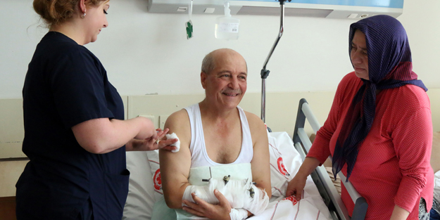 Ayıların saldırısından elindeki nacak sayesinde kurtuldu!