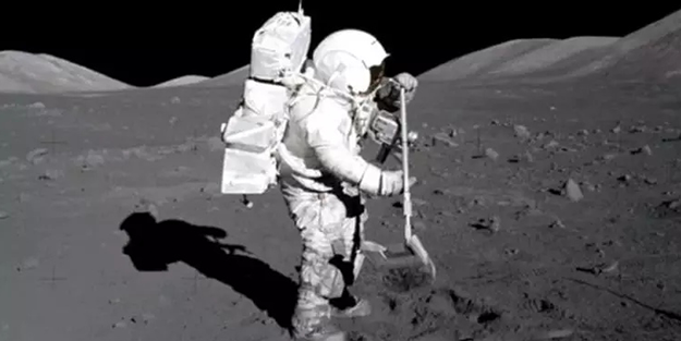 Ay'ın içinde gömülü... Bilim insanları ısı yayan devasa bir nesne keşfetti!