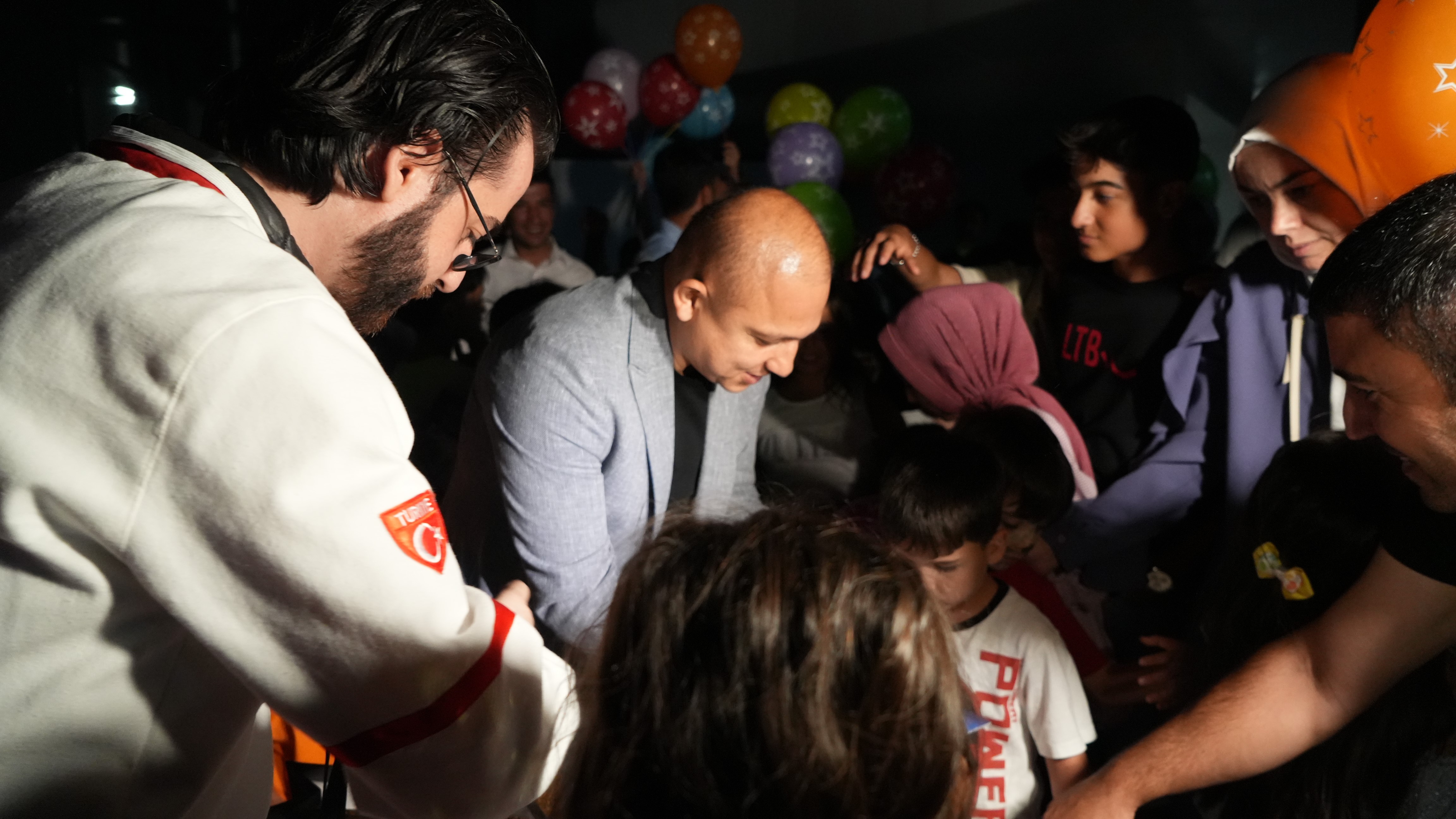 Ay'ın ışıltılı yüzünü teleskopla izlemek için akın ettiler