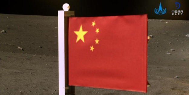 Ay'ın karanlık bölgesine kendi bayraklarını diktiler!