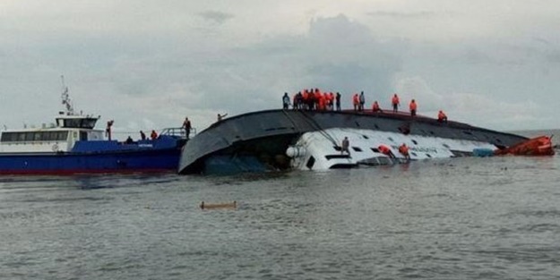 Ayine gidenleri taşıyan tekne battı: 100 ölü