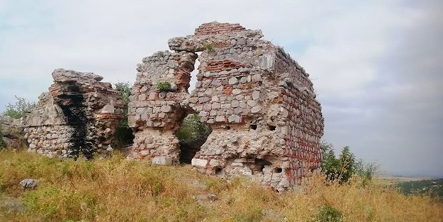 Ayıp! Osmanlı’dan kalan tarihi kale ilgisizlikten yıkılmak üzere!