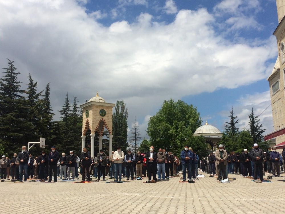 Aylar sonra kalabalıklar ilk defa birlikte saf tuttu 