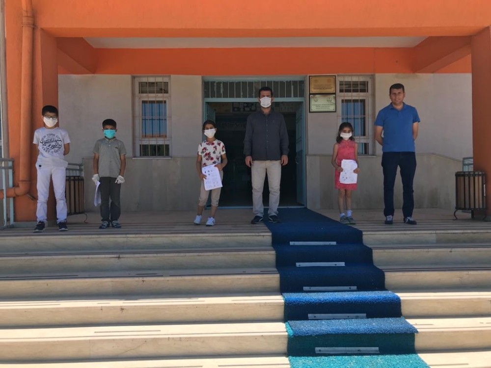 Aylardır uzak kaldıkları okullarını ziyaret ettiler 