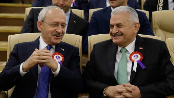 AYM töreninde dikkat çeken kare!