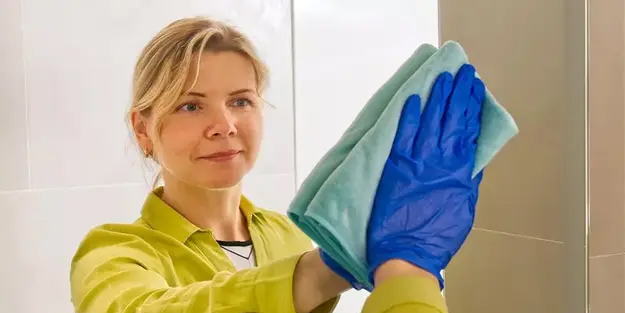 Ayna temizlemenin basit yolu! Malzemeleri ele alın: 1 çay kaşığı eklenmesi tertemiz yapıyor…