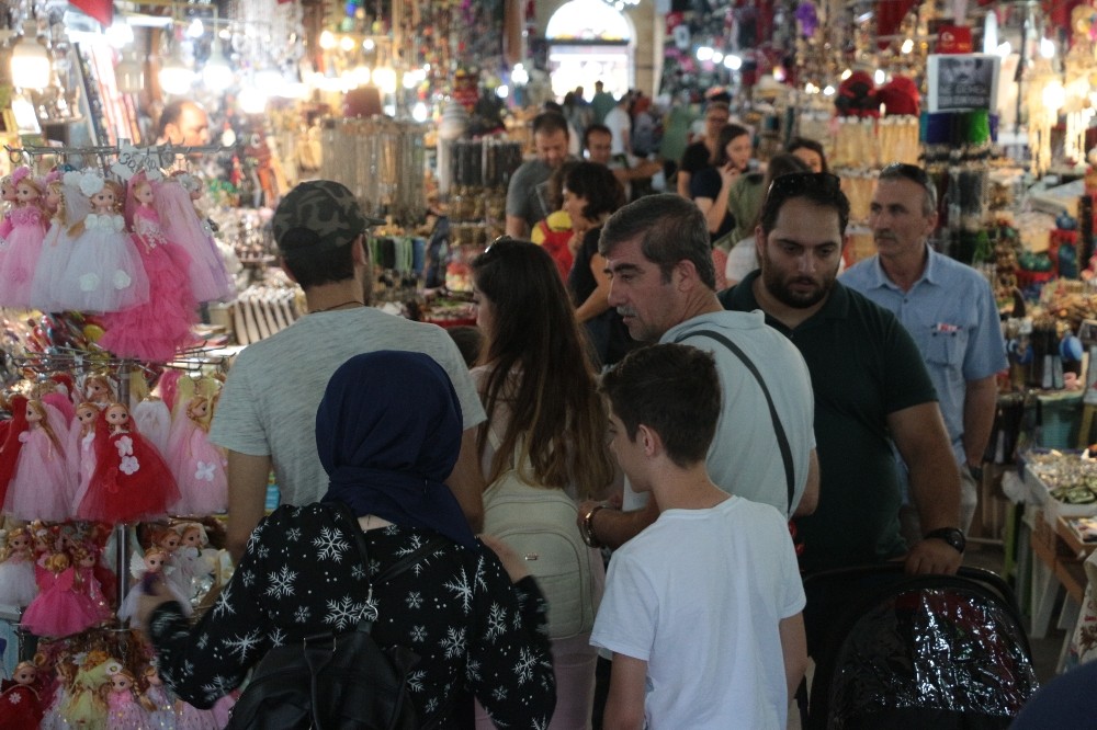 Aynalı Çarşı’da arefe günü hareketliliği 