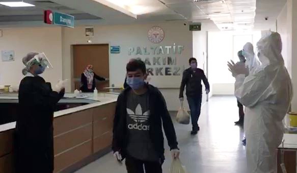 Aynı aileden 10 kişi koronayı yenerek alkışlarla taburcu oldu 