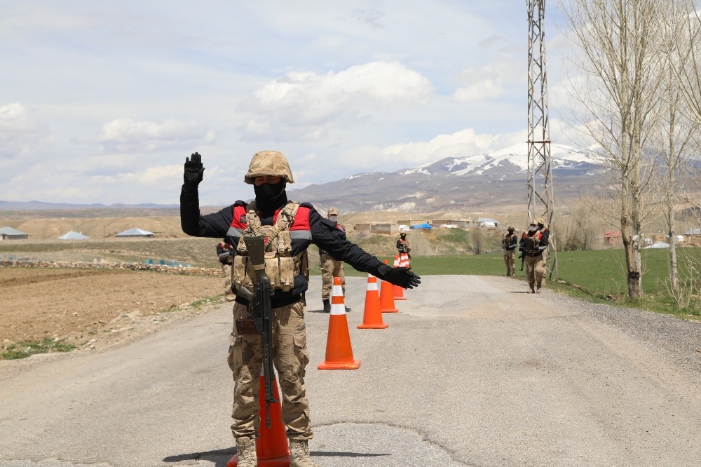Aynı aileden 6 kişinin testi pozitif çıkınca mahalle karantinaya alındı 