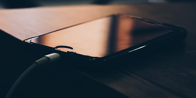 Aynı anda 3 telefonu şarja takınca olanlar oldu! Herkes dehşete düştü