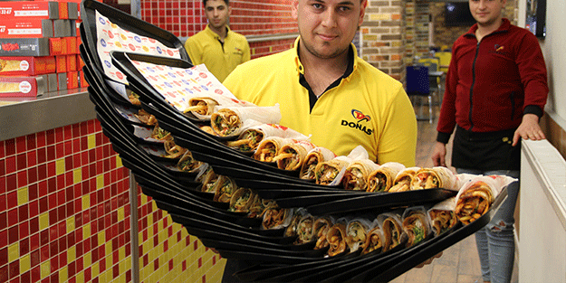 Aynı anda 45 tepsi taşıyarak meslektaşlarına meydan okuyor