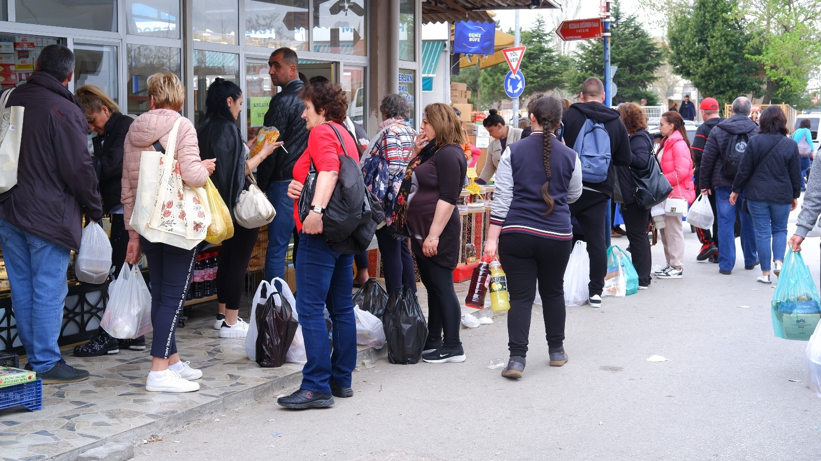 Aynı anda on binden fazla Bulgar akın etti, alışveriş yarışı izdihama dönüştü