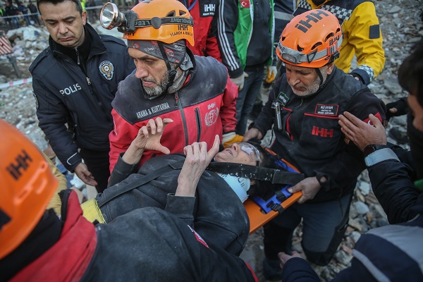 Aynı enkazdan 6 kişi kurtarıldı