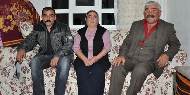 Aynı evde yaşayan baba oğulun muhtarlık yarışı