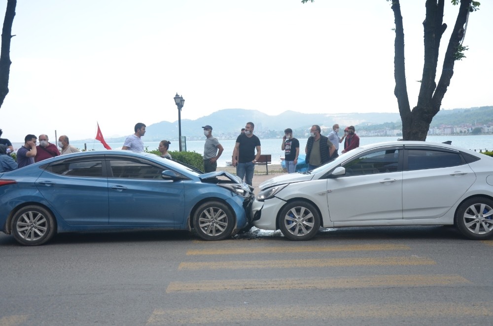 Aynı marka otomobiller kafa kafaya çarpıştı: 2 yaralı 