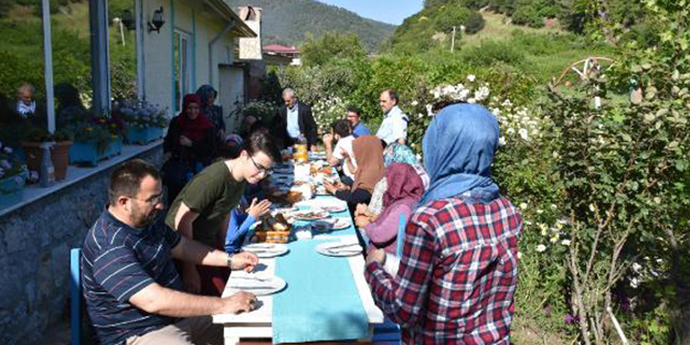 Aynı yerde çalışmak istemedikleri memurun tayini çıkınca arkasından kurban kestiler!