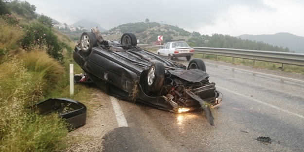 Aynı yerde meydana gelen iki ayrı trafik kazasında 3 kişi yaralandı