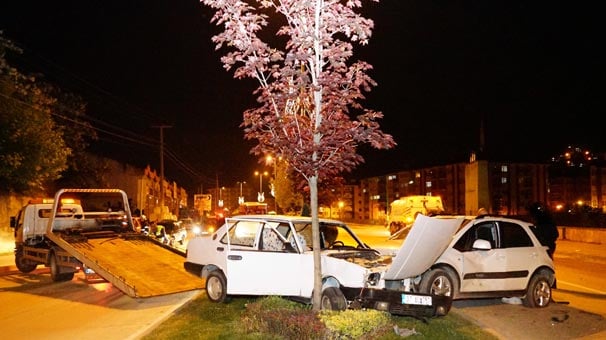 Aynı yönde giden iki araç çarpıştı: 9 kişi yaralı