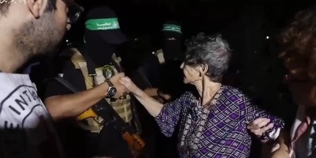 Ayrılırken mücahitlerin elini tutmuştu... Kassam tarafından serbest bırakılan İsrailli rehine konuştu!