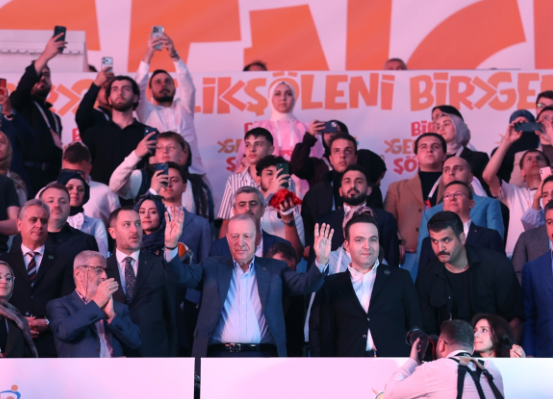 Ayrıştıran Değil Birleştiren Meydan: DJ ve Hafız Aynı Sahnede! AK Parti Gençlik Şöleni'nde Renklerin Buluşması: Ahmet Hakan Yazdı