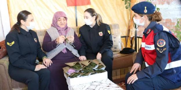 Ayşe nine komandolar üşümesin diye ördü, yürekleri ısıttı