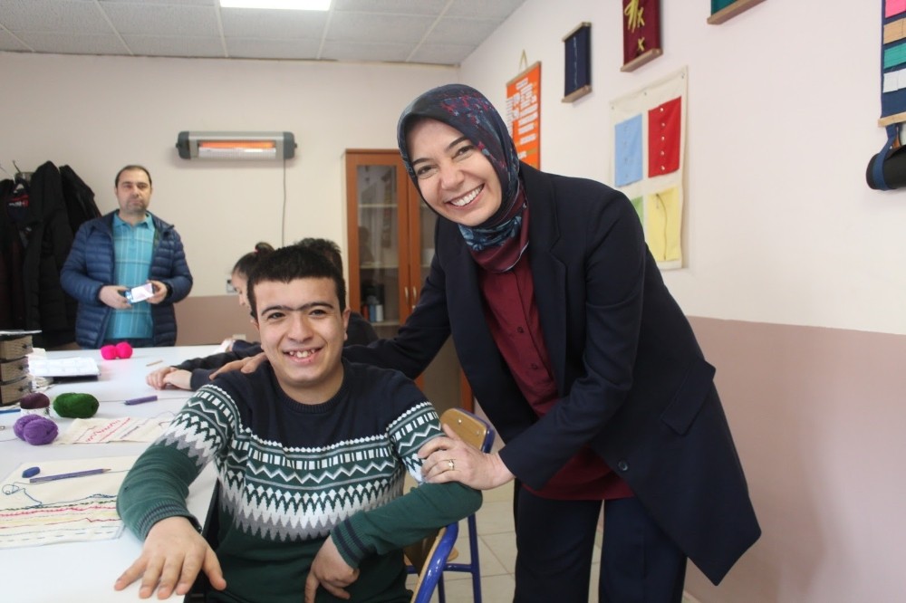 Ayşen Zeybekci, yaşlılarla ve engelli öğrencilerle buluştu 