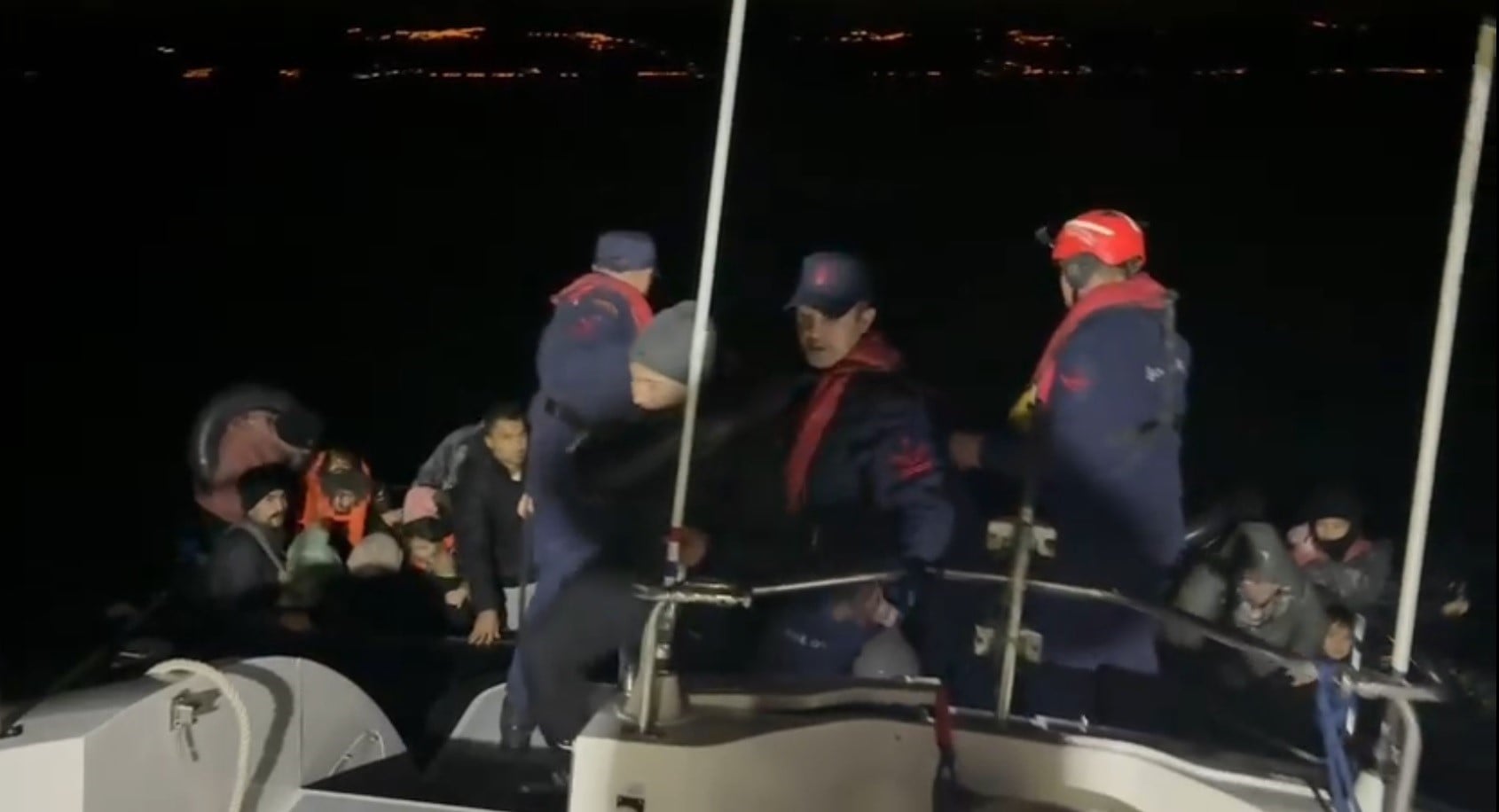 Ayvacık açıklarında 12’si çocuk 30 kaçak göçmen yakalandı