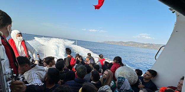 Ayvacık açıklarında 136 kaçak göçmen kurtarıldı, 29 kaçak göçmen yakalandı